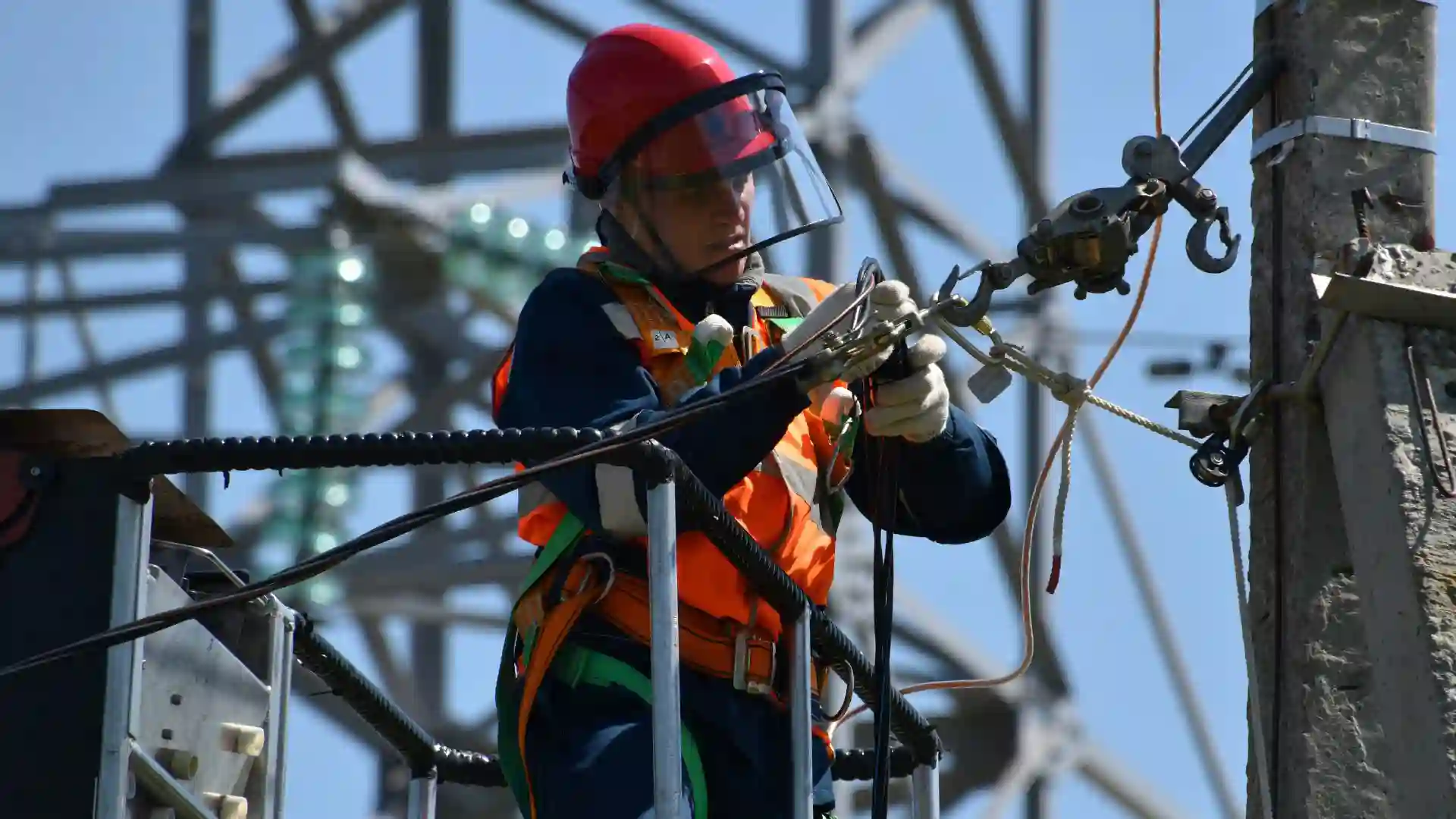 alt="Un proiect complex pentru o rețea mai eficientă: modernizarea infrastructurii electrice din Butoiești"